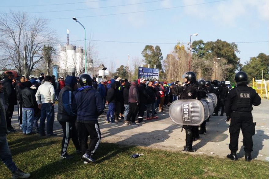 Nuevos incidentes entre sectores de la Uocra y la policía en la refinería de YPF Ensenada