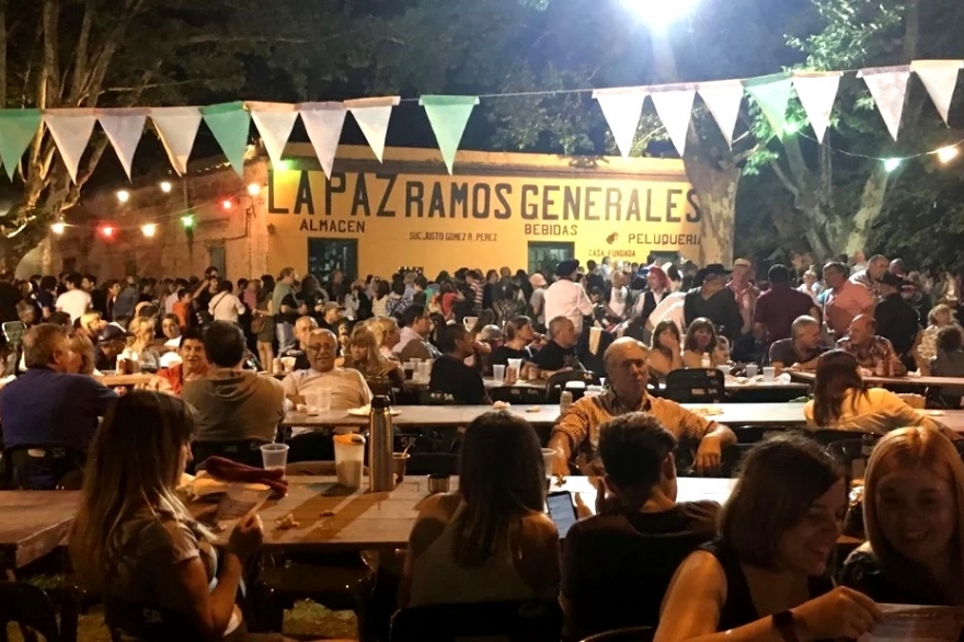 La Noche de los Almacenes: folclores, peñas y música en el verano de Roque Pérez