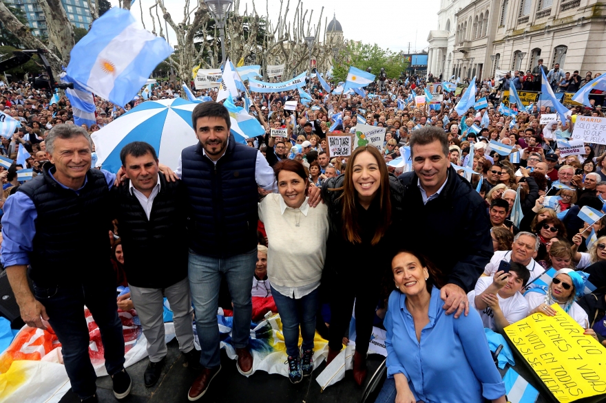 Junto a Vidal, en la marcha del “Sí se puede” en Olavarría Macri lanzó: “Hay gato para rato”