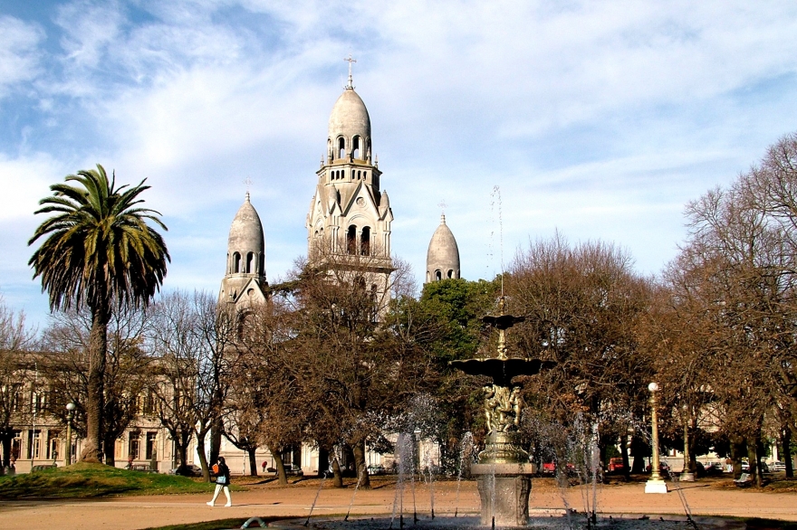 Tandil: un joven quiso defender a una chica y dos policías lo golpearon brutalmente