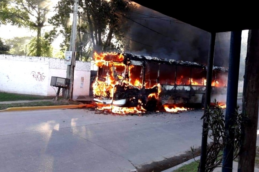 Vecinos incendiaron el colectivo que atropelló y mató a un nene de 7 años y casi linchan al chofer