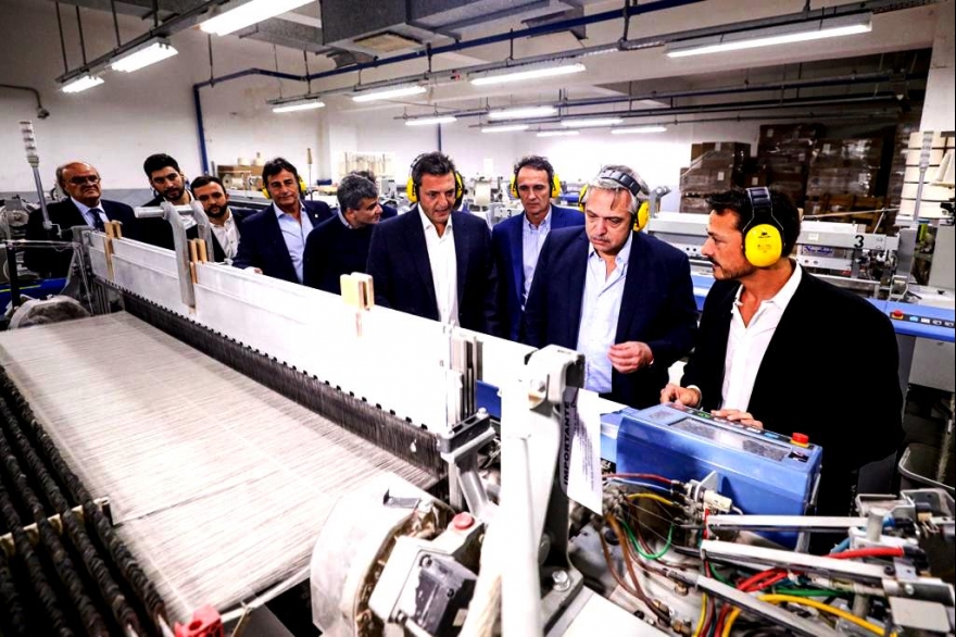 Alberto Fernández visitó una fábrica en San Martín, junto a Massa e intendentes