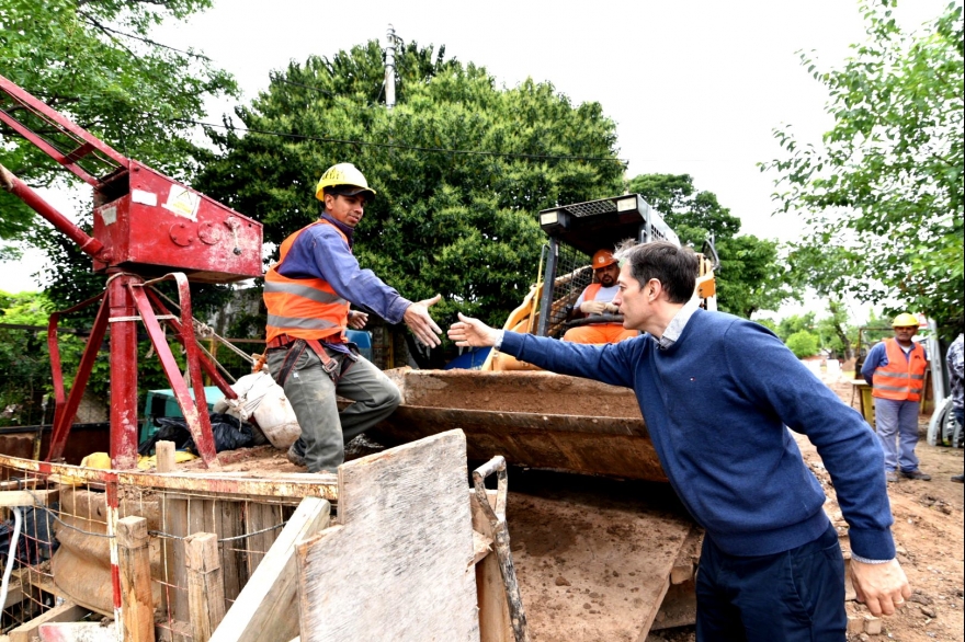 Gray supervisó un trabajo de extensión de una obra cloacal en El Jagüel