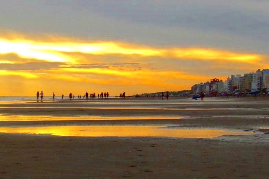 Conocé Monte Hermoso: la ciudad bonaerense donde el sol nace y se pone en el mar