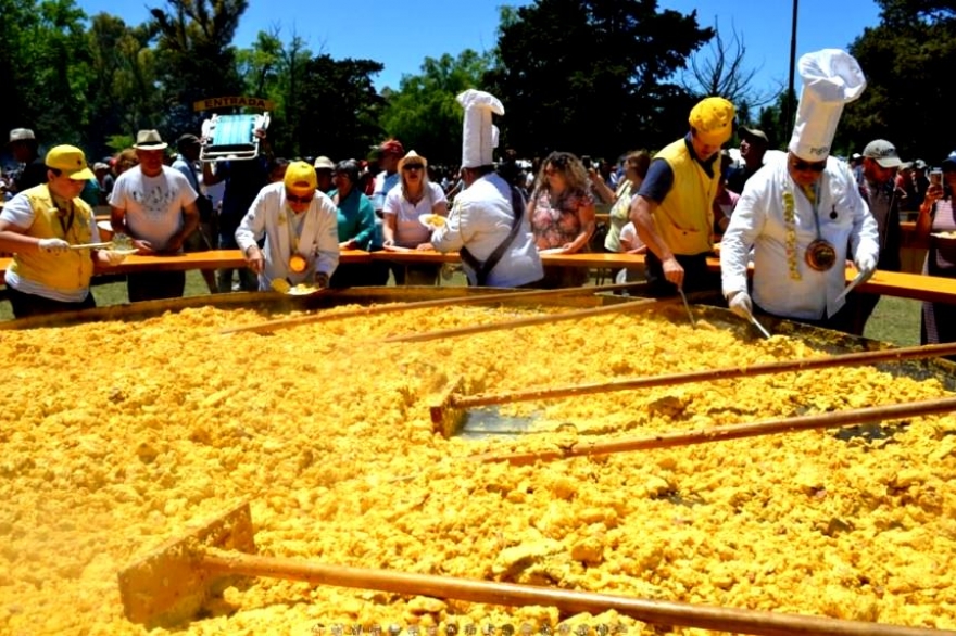 Omelette Gigante: en Pigüé se usaron 21 mil huevos para romper un nuevo record