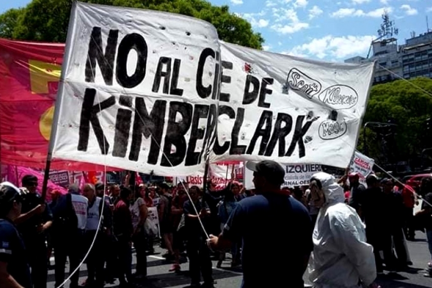 Represión: la policía bonaerense desalojó y detuvo a los trabajadores despedidos de Kimberly Clark