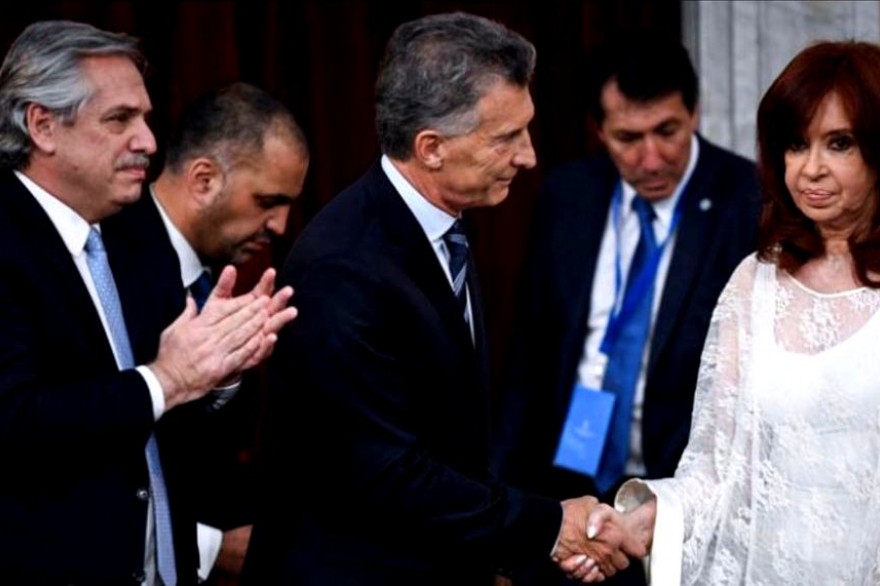 Mirá el tenso saludo entre el ex presidente Macri y Cristina que explotó en las redes