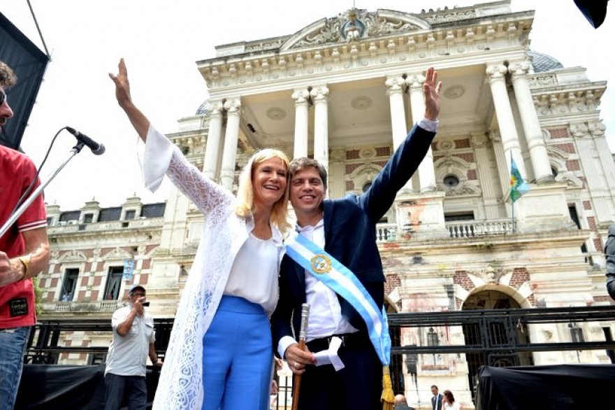 Kicillof y Magario dieron un discurso frente a sus seguidores en las puertas de Gobernación