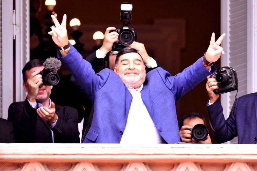 Maradona fue hasta la Casa Rosada, se reunió con Alberto y saludó desde el balcón