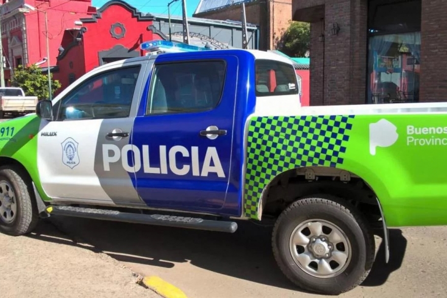 Un policía mató a dos delincuentes e hirió a otro durante un asalto en su domicilio