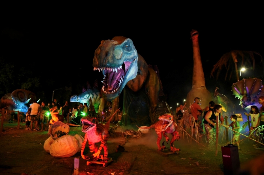 “Caminando entre dinosaurios” fue el ganador de la tradicional quema de muñecos en La Plata