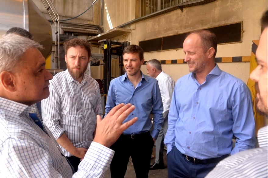 Costa, junto a Insaurralde y Otermín, visitó una fábrica en Banfield que funciona hace más de 50 años