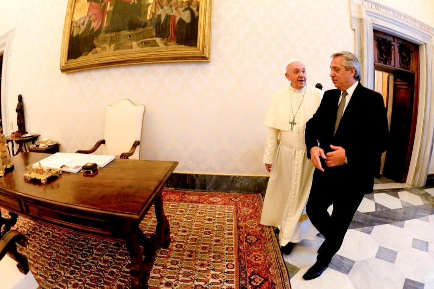 Alberto y el Papa: encuentro distendido de más de 40 minutos, sonrisas y recuerdo de Perón en misa