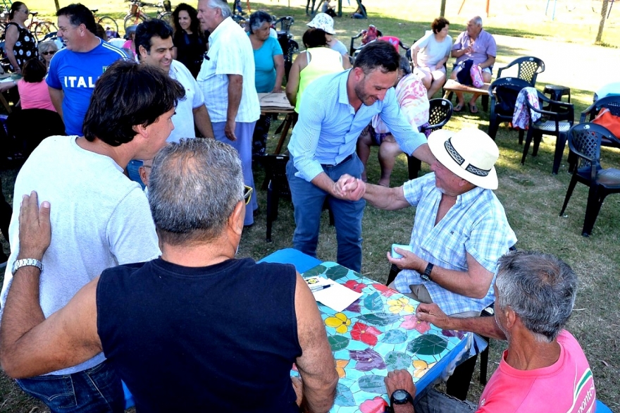 25 de Mayo: Ralinqueo visitó una colonia de adultos mayores junto a funcionarios del Pami