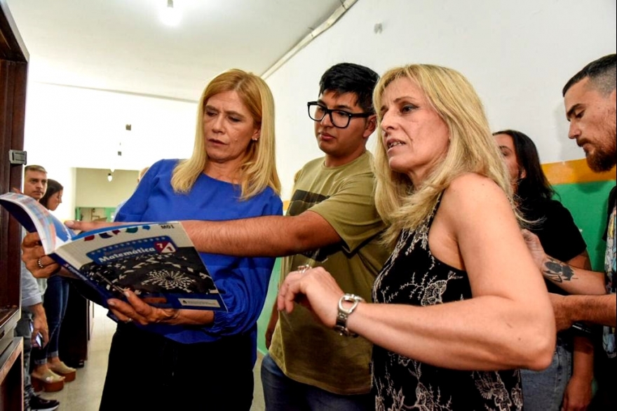 Magario recorrió una escuela en Lanús y aseguró un inicio de clases “con docentes tranquilos”