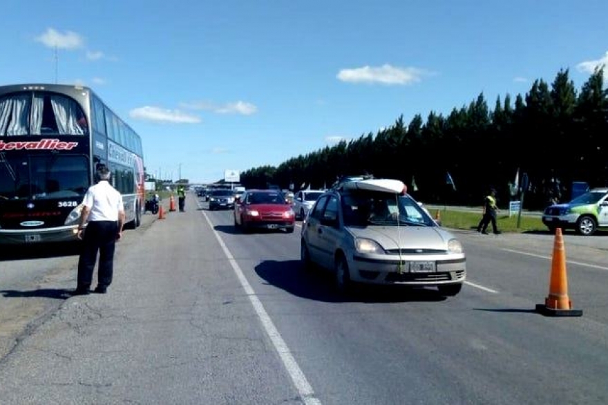 Otra tragedia en ruta 2: un micro y un auto chocaron y tuvieron que amputarle la mano a un nene