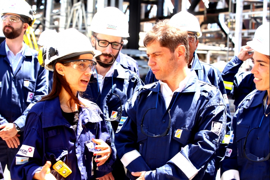 Kicillof visitó una refinería en Campana y reafirmó su apoyo a la industria petrolera