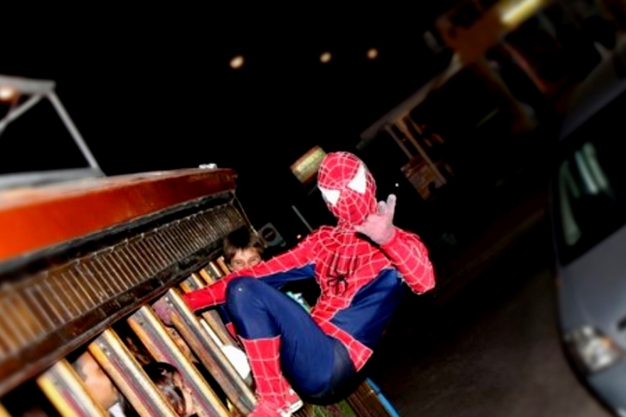Apuñalaron al “Spiderman” de San Bernardo y señalan a una banda que extorsiona a artistas callejeros
