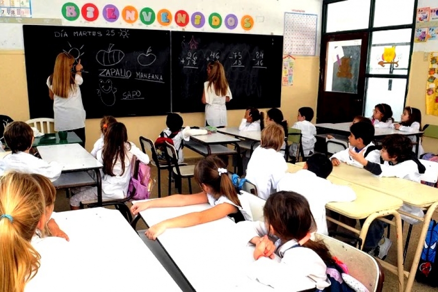 Comienzan las clases en casi todas las provincias, mientras en otras continúan las negociaciones