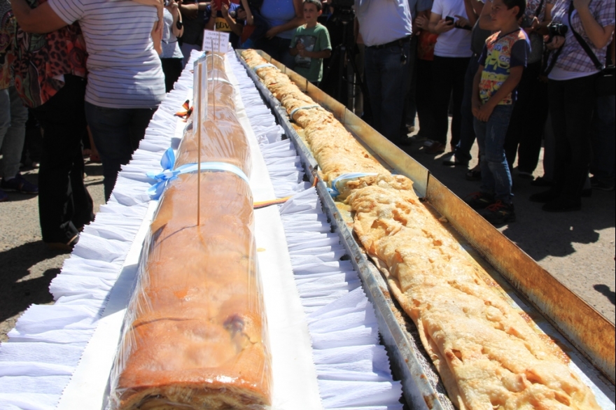 Impresionante: Coronel Suárez celebra la 5ta Fiesta del Strudel con un pastel de 55 metros de largo
