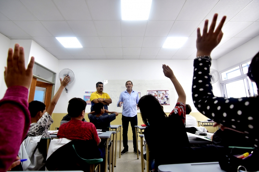 Garro visitó una escuela en Villa Garibaldi y dijo tener compromiso “con la educación pública”