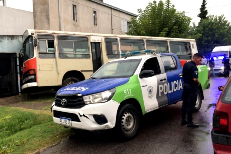 Robaron una bicicletería, huyeron en un colectivo y lo chocaron contra una casa