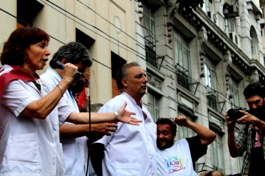 Kicillof aún no pudo cerrar la paritaria salarial con médicos y profesionales de la Salud