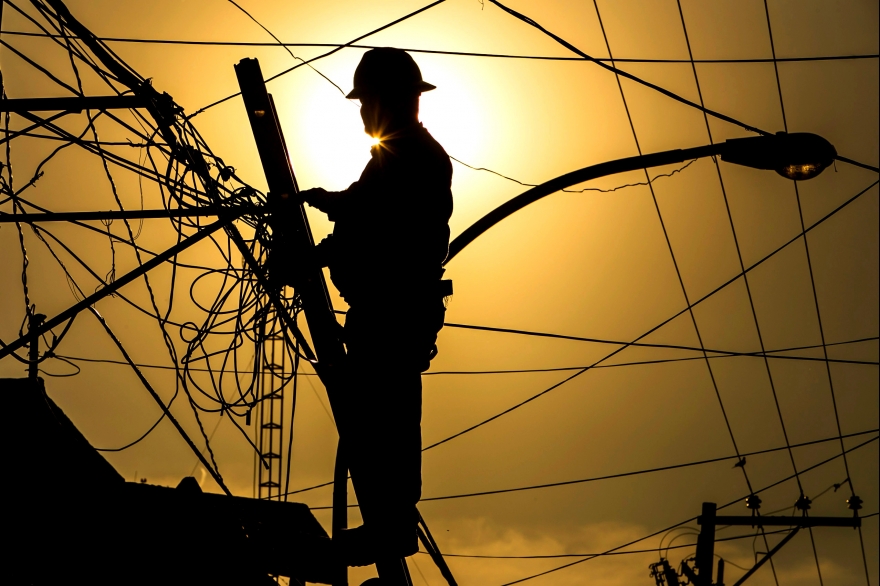Empresas de electricidad amenazan a los usuarios en situación de crisis: pagan o se corta el servicio