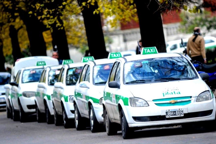 Taxistas y remiseros de la Provincia deberán usar tapabocas y llevar solo un pasajero