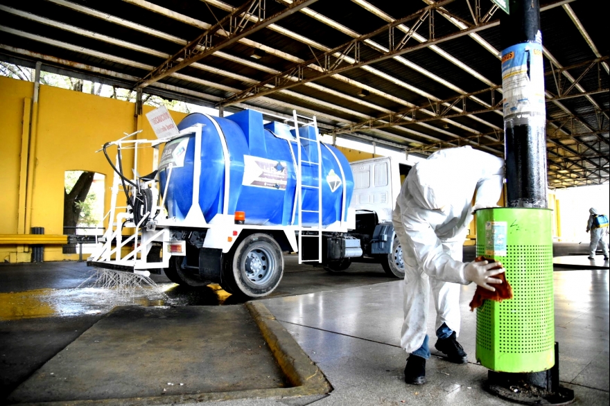 Refuerzan las tareas de desinfección en la terminal de ómnibus de La Plata