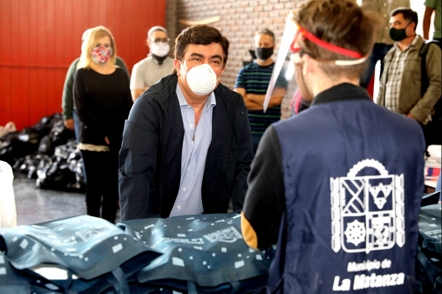 Red de Voluntariado en La Matanza: Espinoza entregó libros escolares y bolsones de alimentos