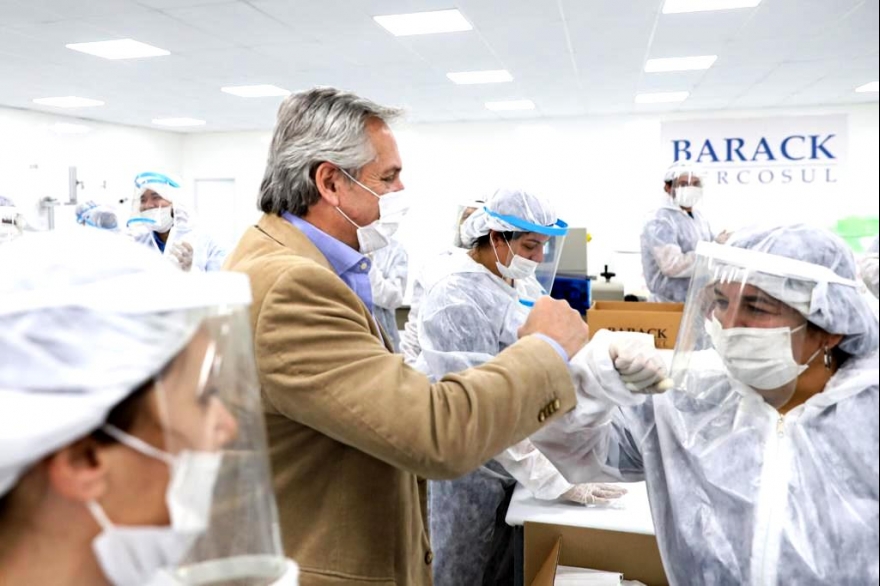 Alberto visitó una empresa de autopartes que hoy fabrica barbijos en San Martín