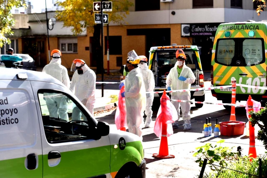 Gran operativo de desinfección en La Plata en un edificio donde hubo positivo de Coronavirus