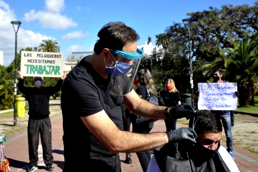 La Plata: peluqueros realizaron cortes gratis en reclamo para que los dejen trabajar