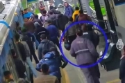 Video: pasajeros detuvieron a un hombre que arrebató un teléfono en el tren