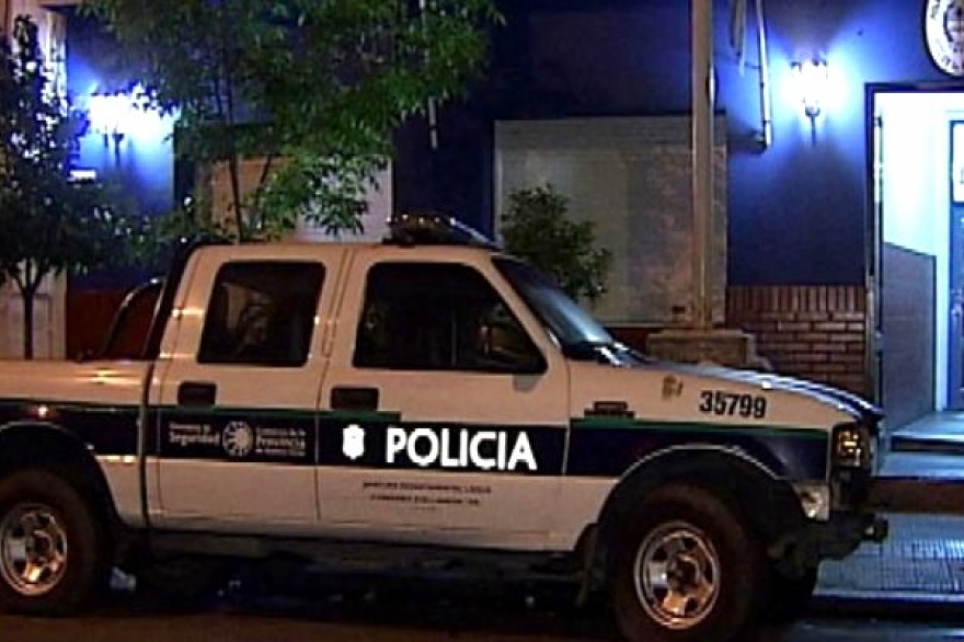 Tres policías de Berisso simularon un allanamiento en Ensenada y asaltaron a un comerciante