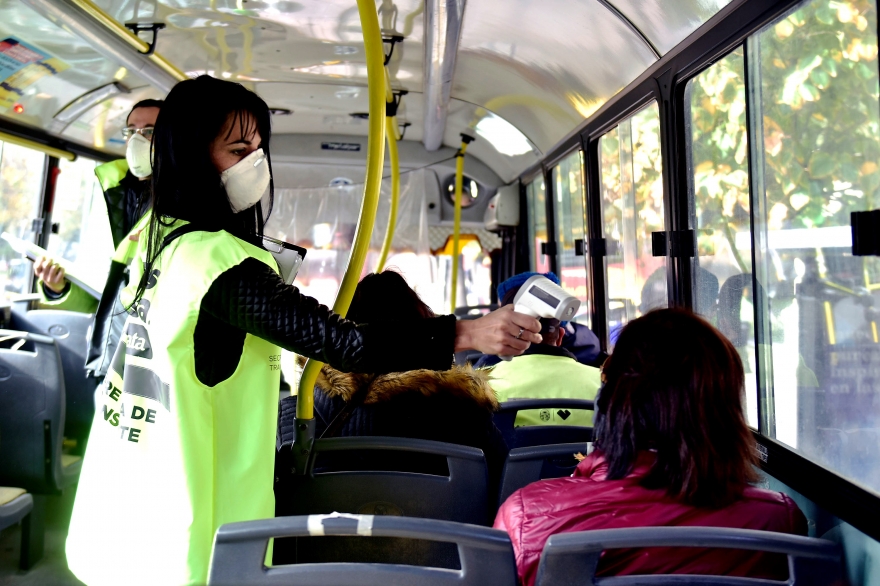 Coronavirus: controlan la temperatura en el transporte público de La Plata