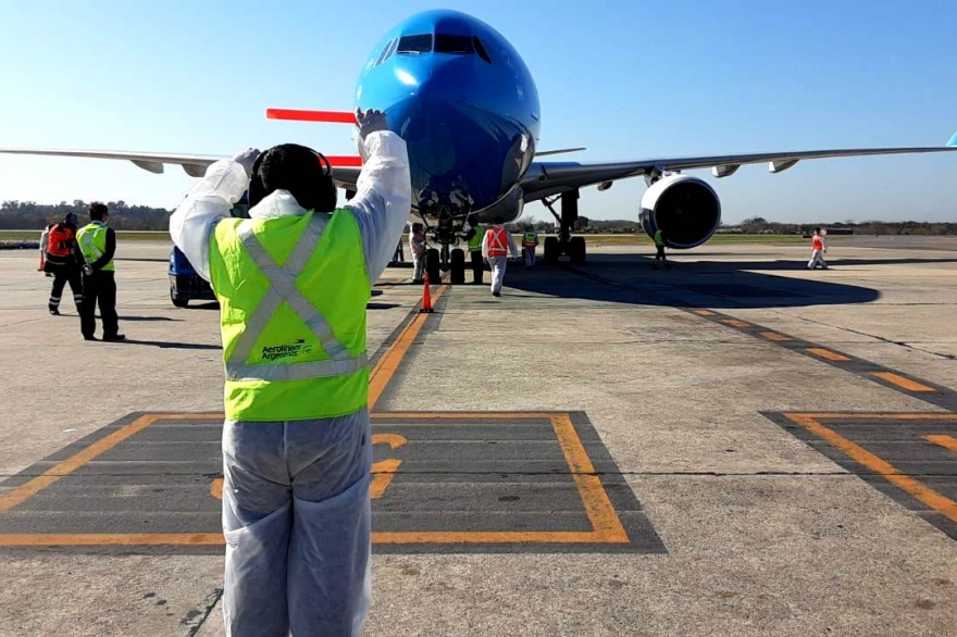 Operación Shangai: llegó otro vuelo de Aerolíneas y se distribuyó maquinaria a municipios