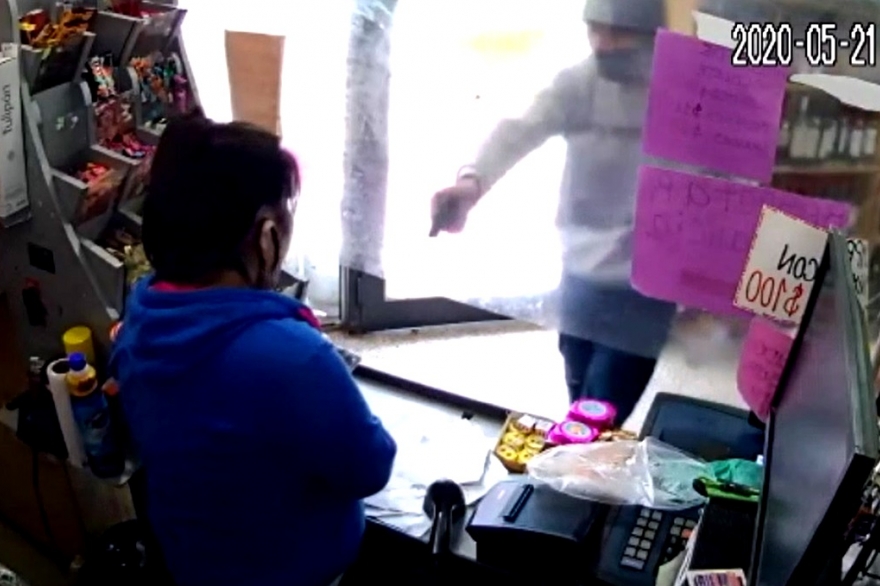 Video: asaltaron un super de La Plata y le apuntaron a una cajera embarazada