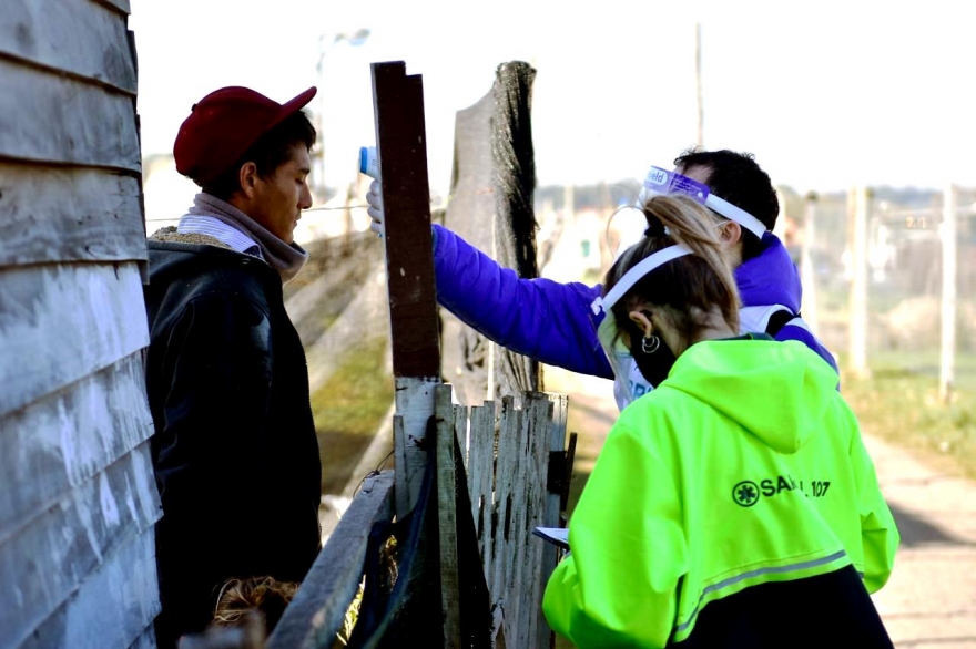 Controles de temperatura y testeos olfativos a vecinos en barrios populares de La Plata