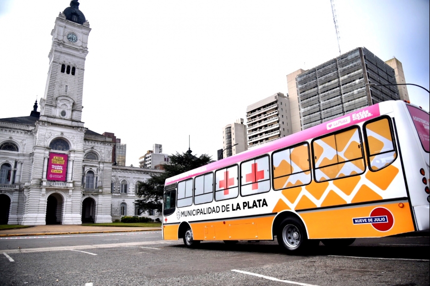 La Plata: lanzaron un “colectivo sanitario” para trasladar al personal esencial del Municipio