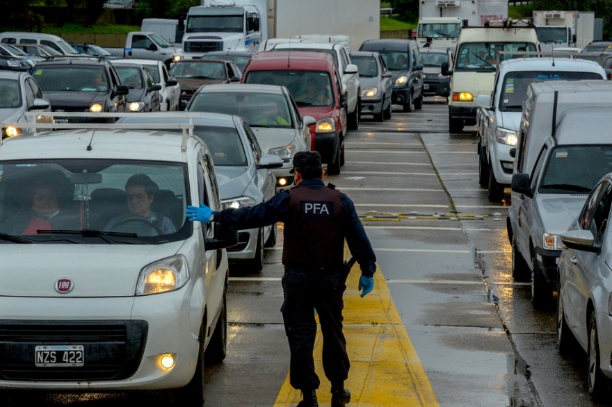 Largas filas de vehículos en accesos y 19% menos de circulación en las autopistas porteñas