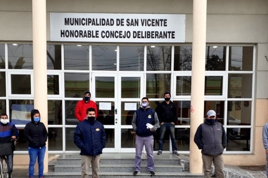 Reclamo de trabajadores rurales frente a la Municipalidad de San Vicente por cierre de Avicomar
