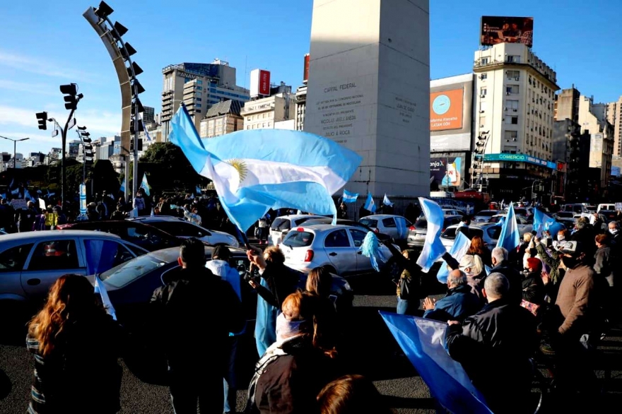 Protestas y banderazos en contra del Gobierno: en Capital agredieron a varios periodistas