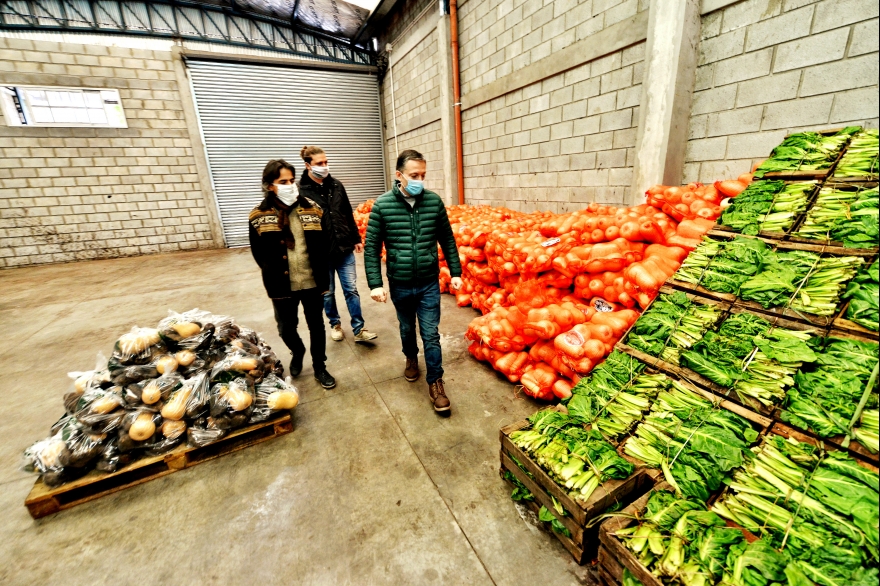 Gray recorrió el armado de módulos de frutas y verduras en Esteban Echeverría