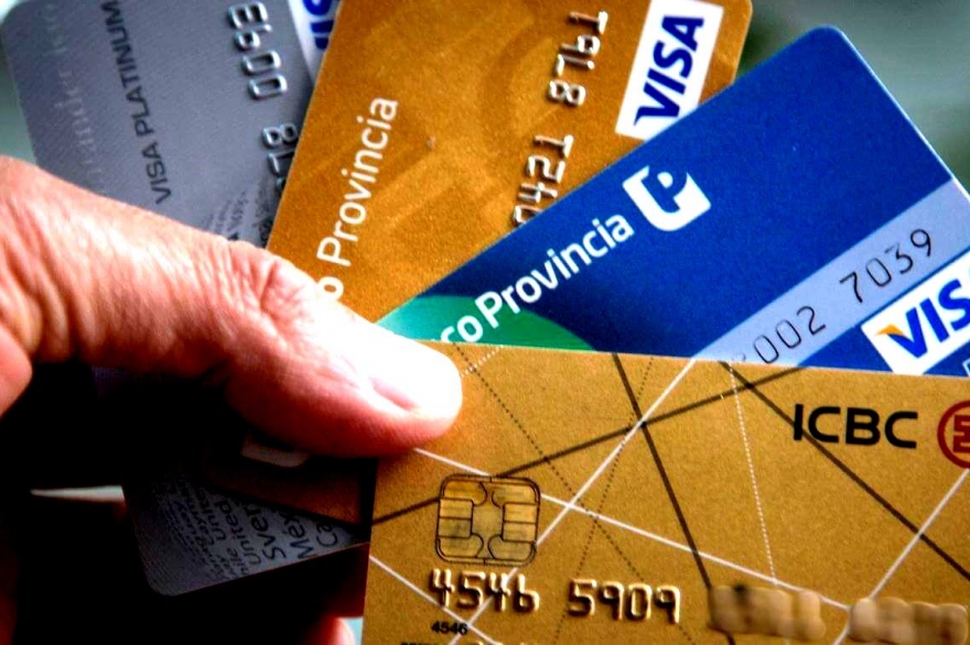 Efectos de la pandemia: crece el uso de las tarjetas de débito, pero cae el de las de crédito