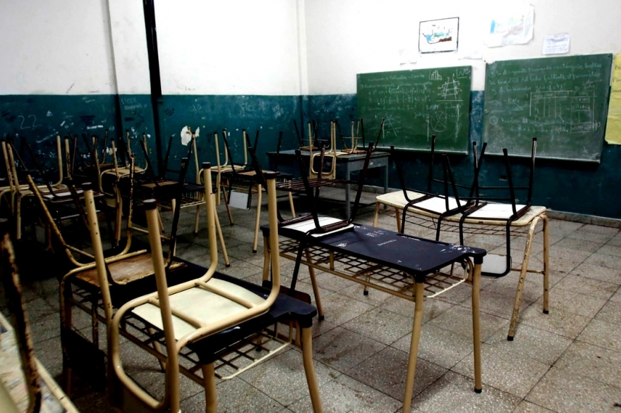 Gollan baja las expectativas sobre un regreso a clases en las aulas para este año en el AMBA