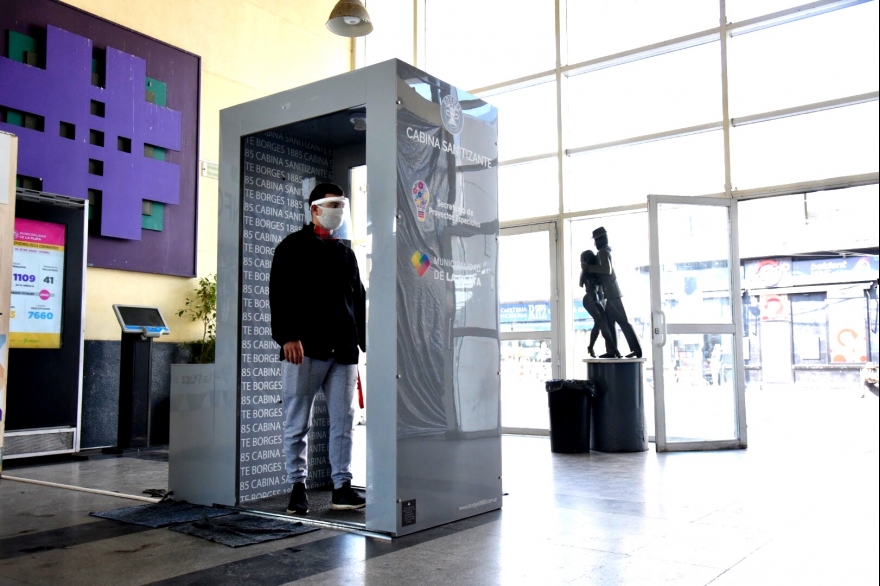 La Plata: instalan cabinas sanitizantes en los ingresos a edificios públicos de la ciudad