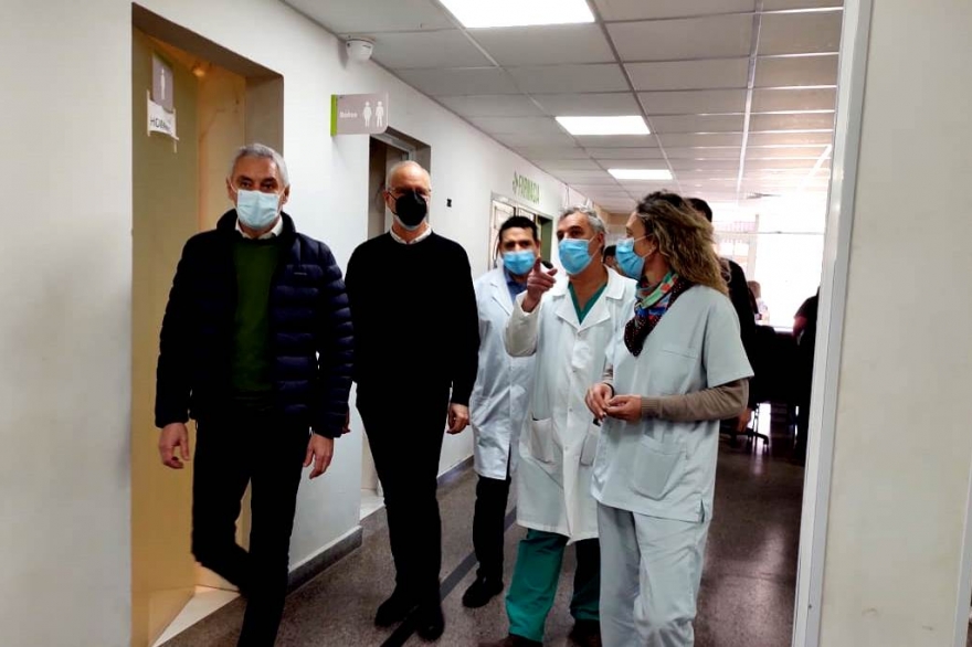 Junto a alcaldes, Gollan visitó los hospitales “Cestino” de Ensenada y “Larrain” de Berisso