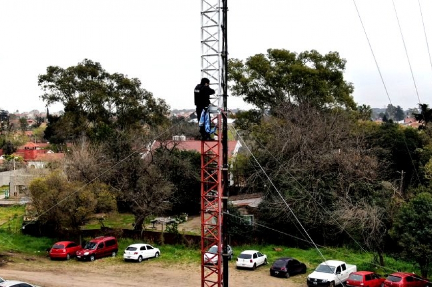 Tensión en Puente 12: un policía se atrincheró en una torre durante casi dos horas